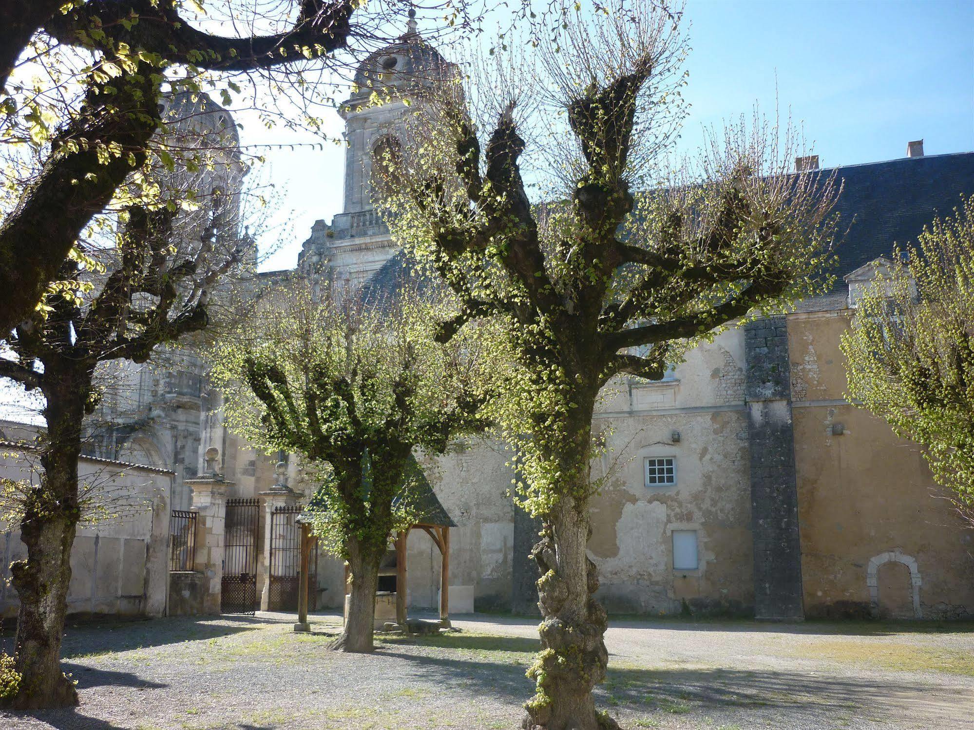 Abbaye Royale Hotel Saint-Jean-dʼAngély Exterior foto